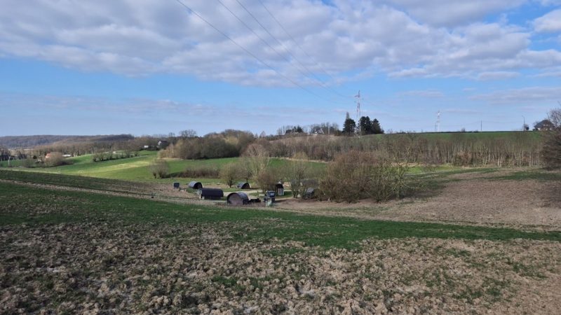 Figuur 1: Kleinschalige varkensstallen verscholen in het hellend landschap van de Vlaamse Ardennen (bron: Basiel Van Rillaer)